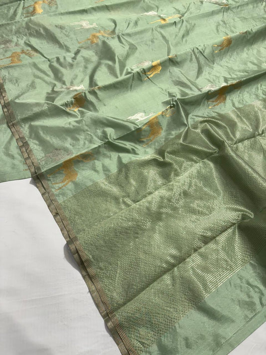 Pure Silk Chanderi – Sage Green with Gold & Silver Stag Motifs
Subtle Kaddi Border & Matching Sage Tissue Pallu ✨
Silk Mark Certified • Free Shipping within USA • Ships in Two Weeks