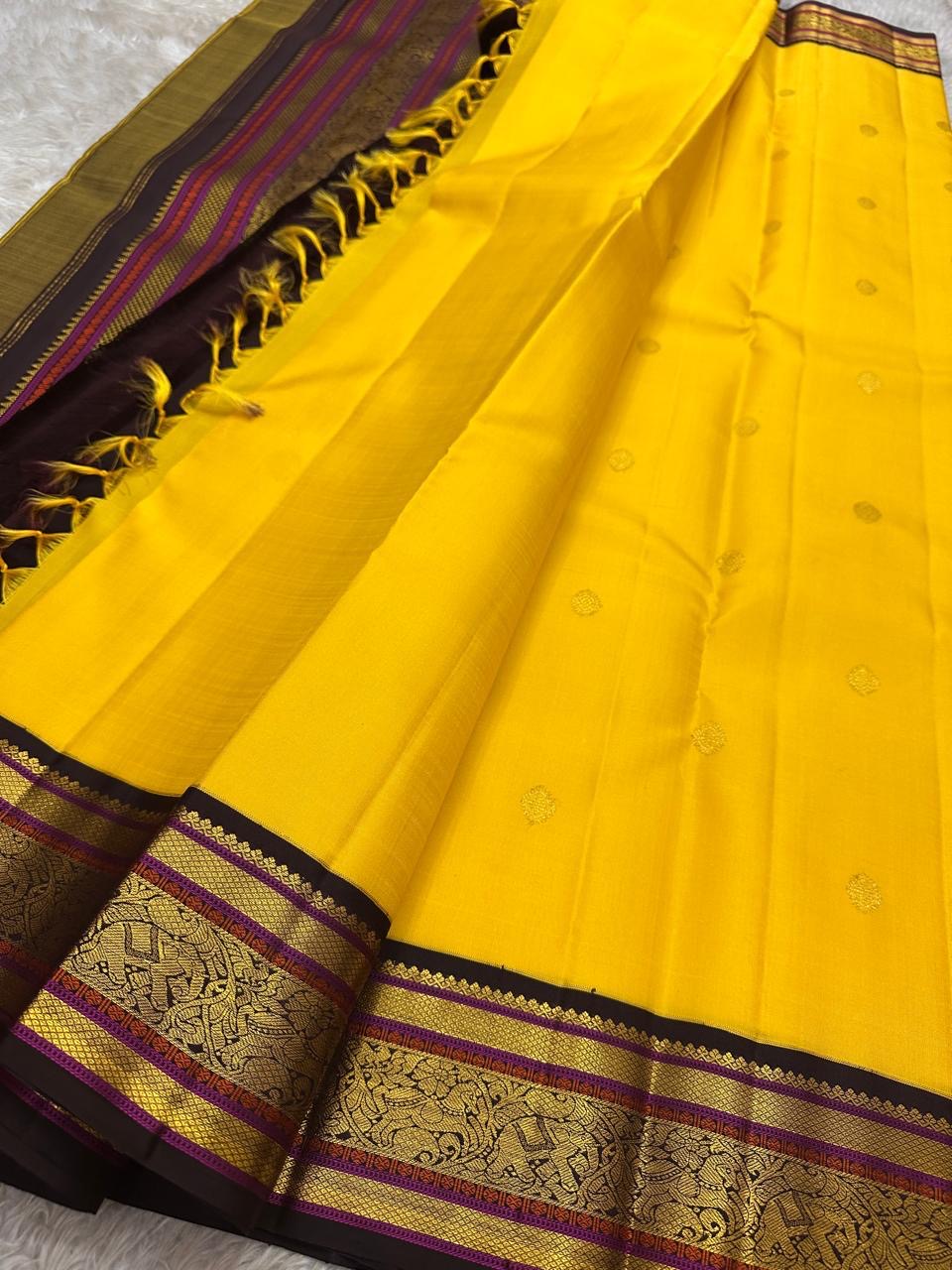 ✨ ✨ Mangalarupa — Pure Silk Kanchipuram Saree ✨
Haldi yellow with gold buttas, aubergine–magenta korvai borders & yaali zari pallu.
Silk Mark Certified ✅ • Free Shipping within USA 🇺🇸 • Ships in 1 Week ✅