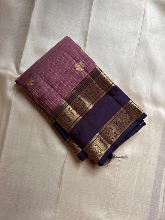 Midnight Blue & Mauve — Pure Silk Kanchipuram
Mauve body with pin-stripes & zari coin buttas ✨
Midnight-navy korvai borders with gaja panels 🌸
Grand navy brocade pallu with tassels 🪔
Silk Mark Certified • Free Shipping USA • Ships in Two Weeks ✅