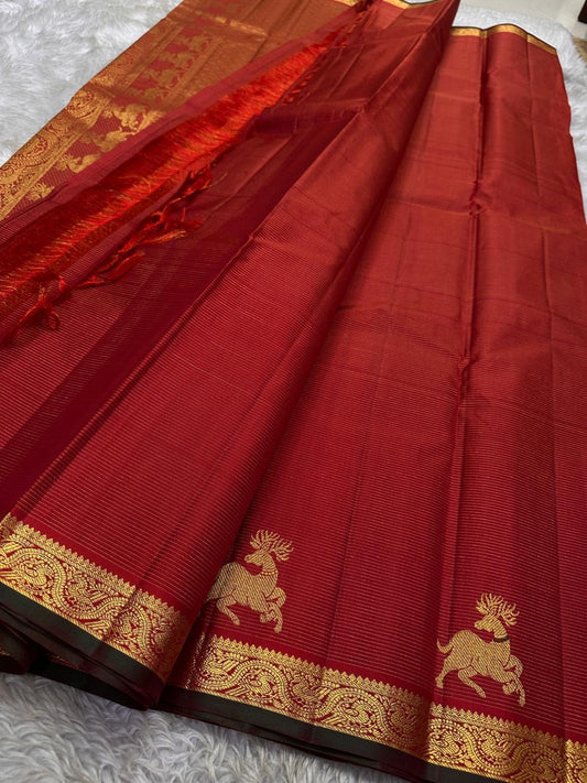 Red Vairaoosi Maan — Pure Silk Kanchipuram Saree
Vibrant crimson-red body in fine vaira oosi weave with gold maan (deer) motifs 🦌
Antique-gold zari borders, copper brocade pallu & dark selvedge detailing ✨
Silk Mark Certified • Free USA Shipping • Ships