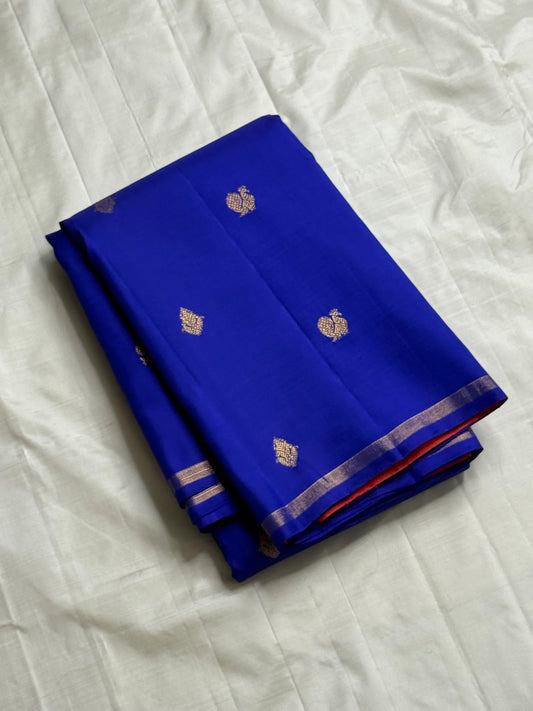Nila Pattu — Pure Silk Kanchipuram (Handloom)
Royal nila blue with antique-gold paisley buttas & korvai contrast arakku-tangerine pallu
Silk Mark Certified • Free USA Shipping • Ships in Two Weeks • Dispatch in 1 Week