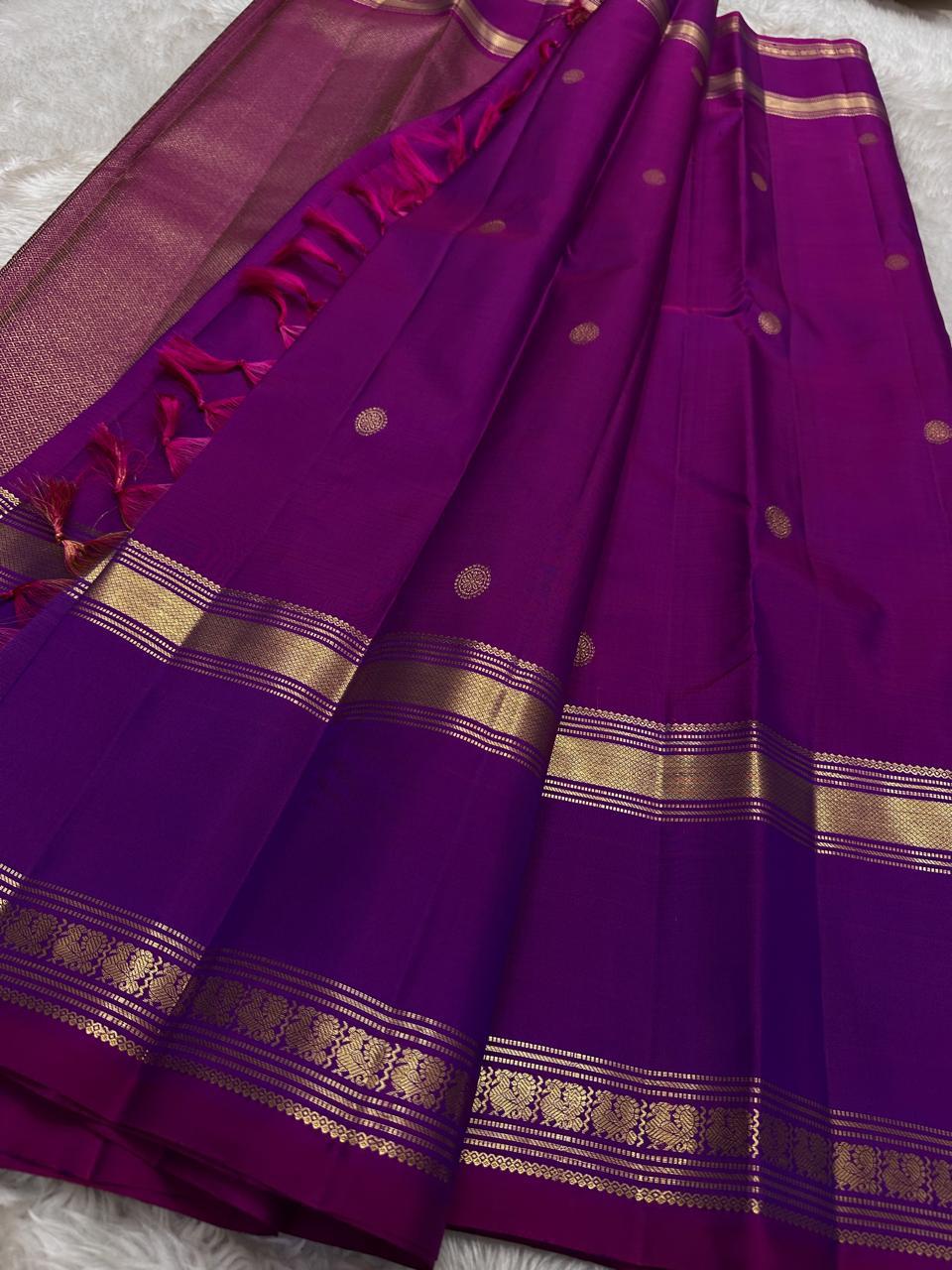 Vadamalli Chakra Butta – Pure Kanchipuram Silk Saree
Regal vadamalli (rani-purple) body with gold zari chakra buttas all over
Triple-line floral zari borders with intricate brocade strip & rich pallu
Silk Mark Certified | ships in 2 weeks