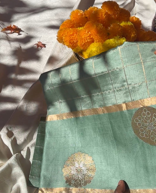 Checkered Sage Green Kadhwa — Pure Silk Banarasi Saree
Handwoven in Azamgarh using the intricate Kadhwa weave, featuring fine zari motifs & a full zari-striped blouse.
Custom Color Option Available • Authentic Banarasi • Free USA Shipping • Ships in 15–20