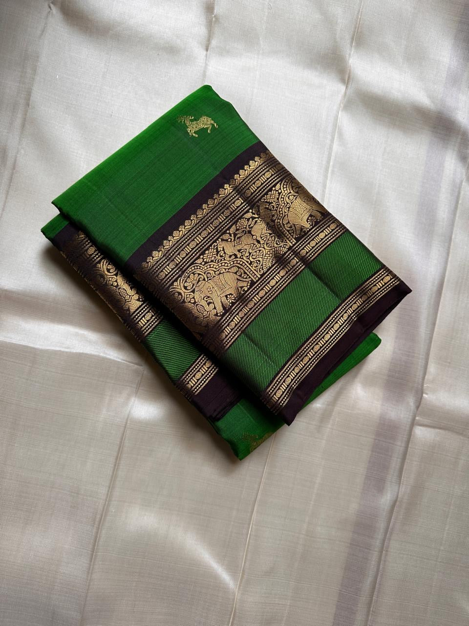Pachai Pallavi – Pure Kanchipuram Silk Saree with Gaja & Ashwa Motifs
An ode to emerald radiance, woven in luminous silk.
Graceful ashwa buttas dance across the body in gold.
Elephant motifs adorn the border with regal splendor.
Silk Mark Certified, de
