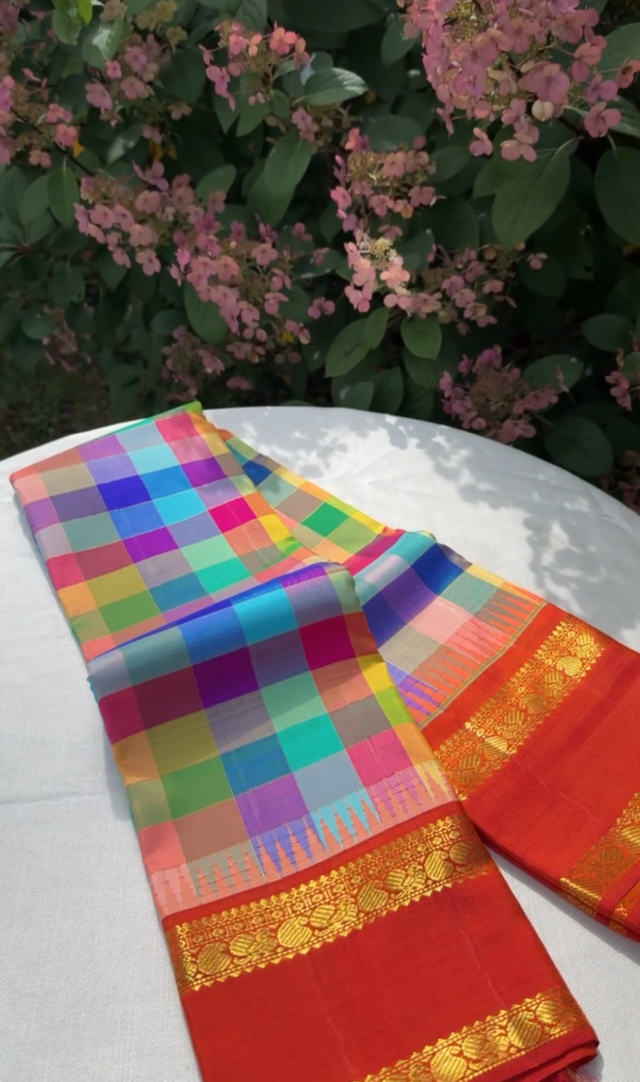 Ratna Mala ✨ – Pure Kanchipuram Silk Saree
Multicolor Checked Body in Vibrant Jewel Tones
Deep Red Korvai Border with Gold Zari Weaving
Grand Red 2gm Zari Brocade Pallu with Traditional Motifs
