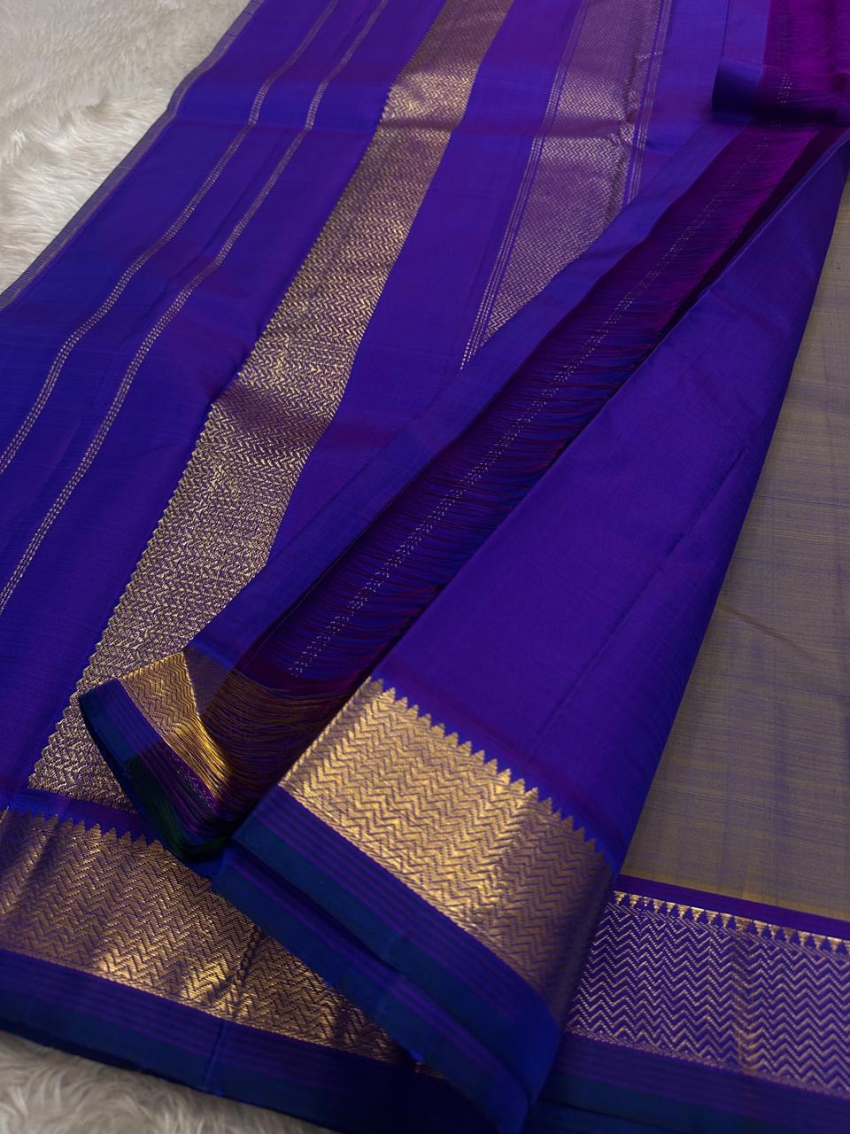 Periwinkle Neelam – Slate Blue & Violet Pure Kanchipuram Silk Saree ✨
Featuring gold leaf buttas, vaira-oosi chevron borders & royal violet pallu 💛
Silk Mark Certified ✅ | Ships in Two Weeks | Free Shipping within USA 🇺🇸