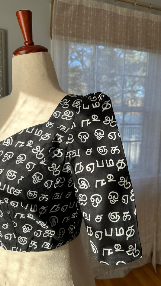 ✨ Tamil Script Handloom Cotton Blouse ✨
Pure handloom cotton with woven Tamil lettering motifs 🤍
Now $20 (was $59) | Size 36–39 only | Ready to Ship from NJ | USA Shipping $5 ✅
