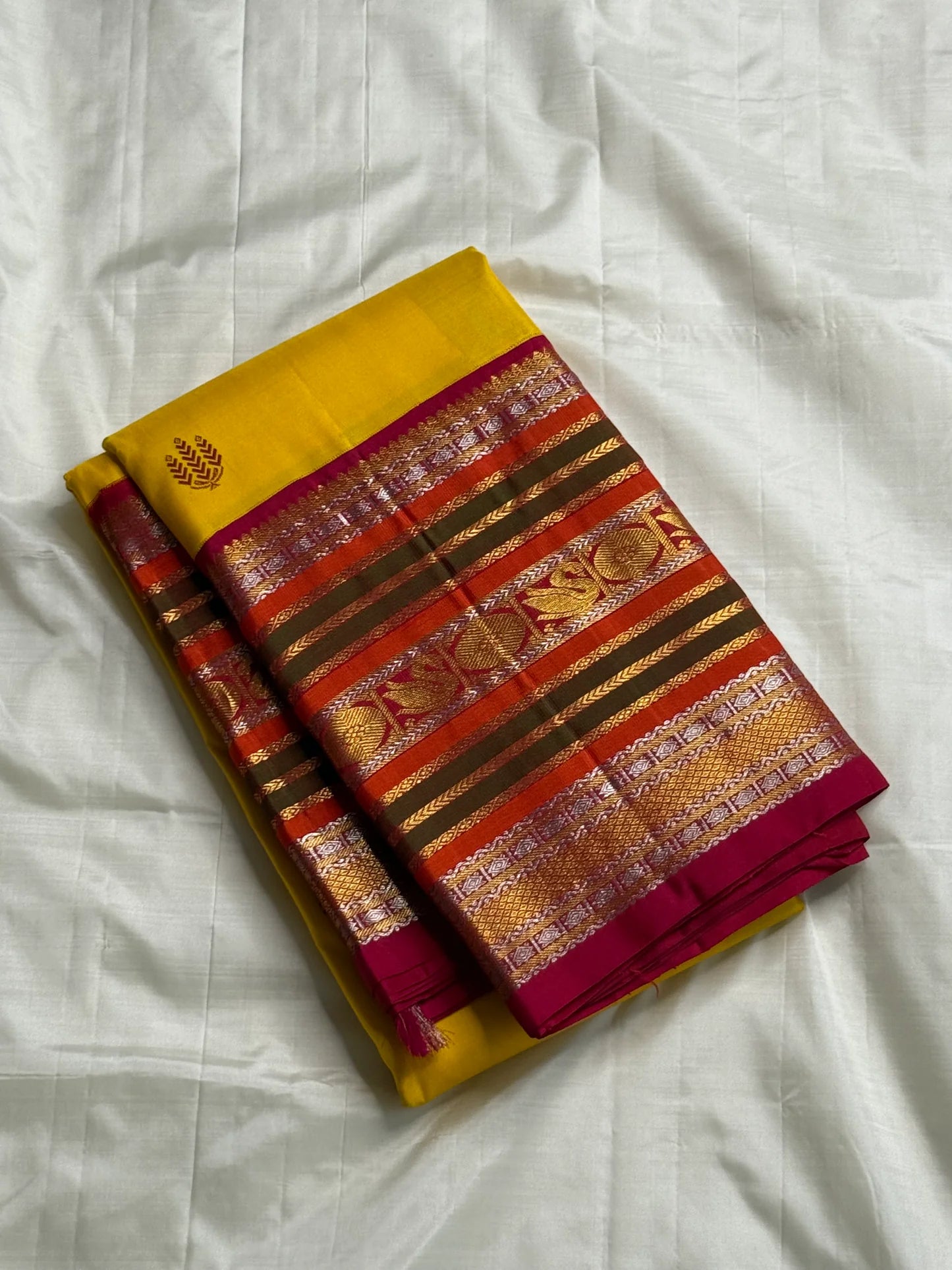 Pasupu sonaroopa -yellow body with green chakram & maroon sheaf buttas • Varisaipet korvai borders in rust, olive & rani pink with dual-tone zari • Grand  pallu with temple vines & medallions ✨
Silk Mark Certified ✅ • Free Shipping within USA in 1 week