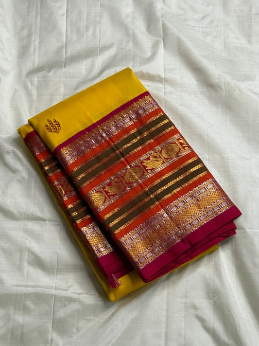 Pasupu sonaroopa -yellow body with green chakram & maroon sheaf buttas • Varisaipet korvai borders in rust, olive & rani pink with dual-tone zari • Grand  pallu with temple vines & medallions ✨
Silk Mark Certified ✅ • Free Shipping within USA in 1 week