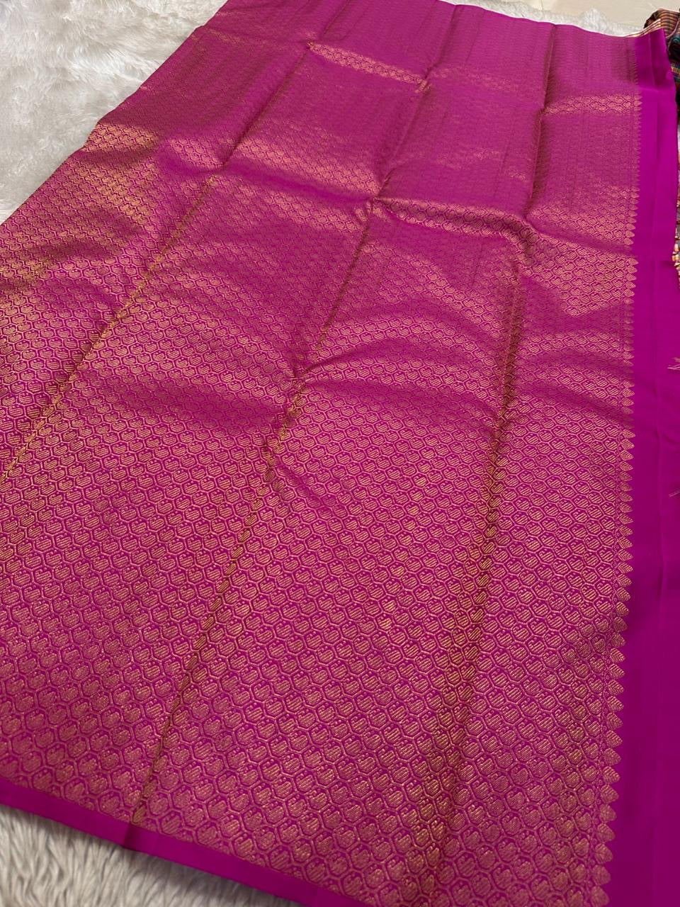 Mutyam – Handwoven Borderless Kanchipuram Pure Silk Saree with Traditional Paalum Pazhamum Baby Checks or kasa kasa kattamDual Contrast Green & Pink Selvedges, and a Subtle Zari Woven Pallu, silk mark certified, ships in two weeks