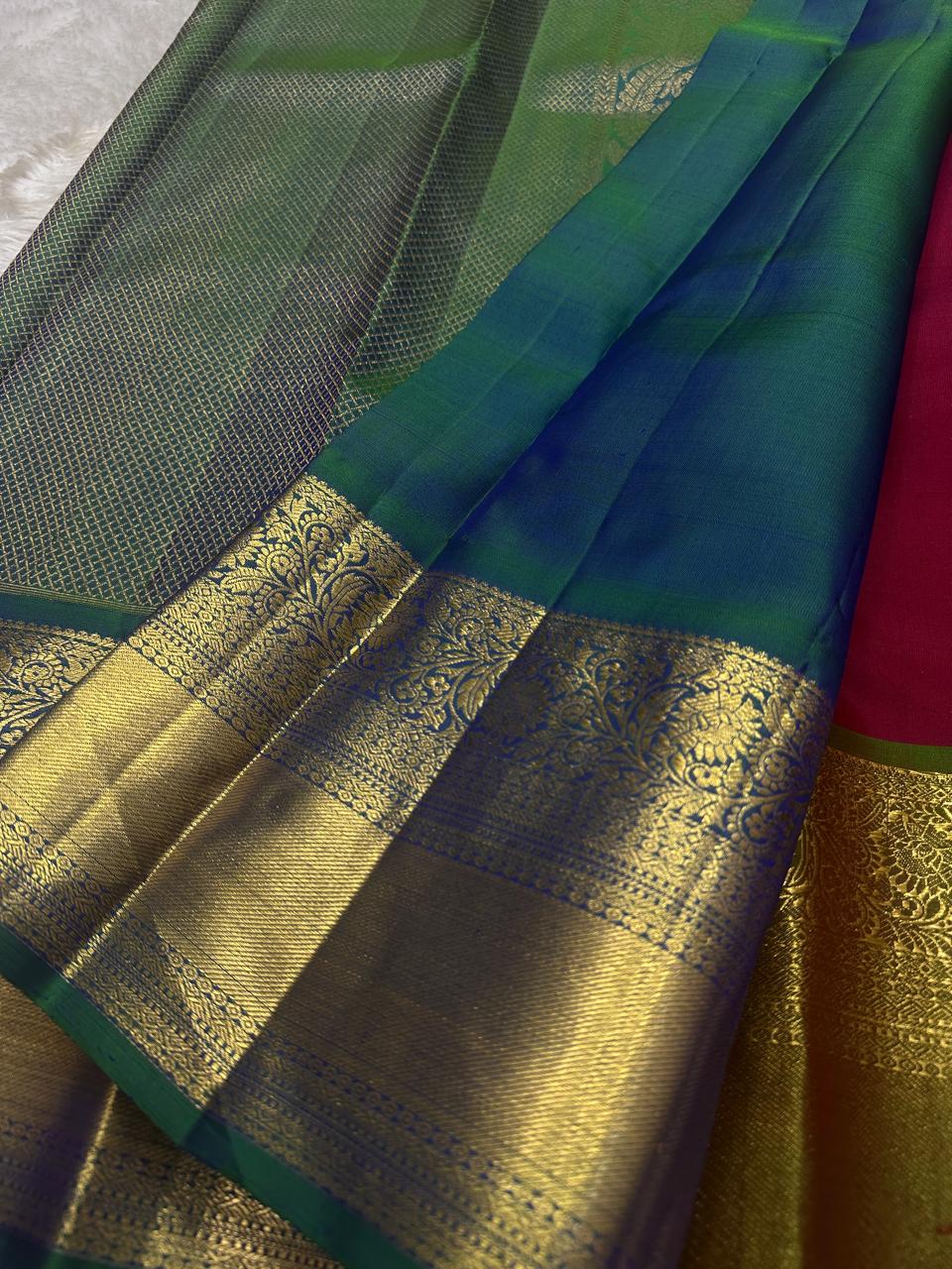 ❤️💚 
Kemp Pachai – Wine Red & Emerald Green Kanchipuram
✨ Pure Silk | Silk Mark Certified | Handloom Kanjivaram ✨
🌸 Wine Red Body with Gold Mankolam Buttas
💚 Emerald Green Korvai Border with Floral Brocade
🚚 Ships in 2 Weeks | Free USA Shippi
