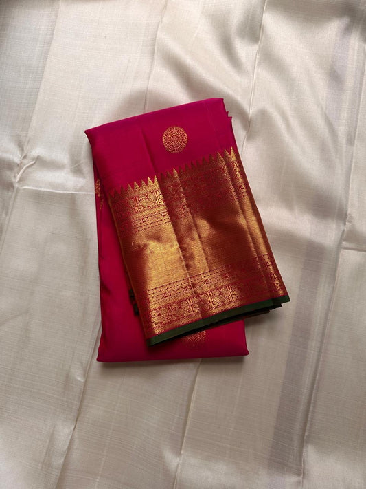Divya Pushpam — Pure Silk Kanchipuram Saree
Rani-pink body with gold floral buttas & kattam weave ✨
Grand zari borders with lotus vines & medallions 💫
Rich brocade pallu with temple roundels & green selvedge 🌿
Silk Mark Certified ✅ • Free USA Shipping