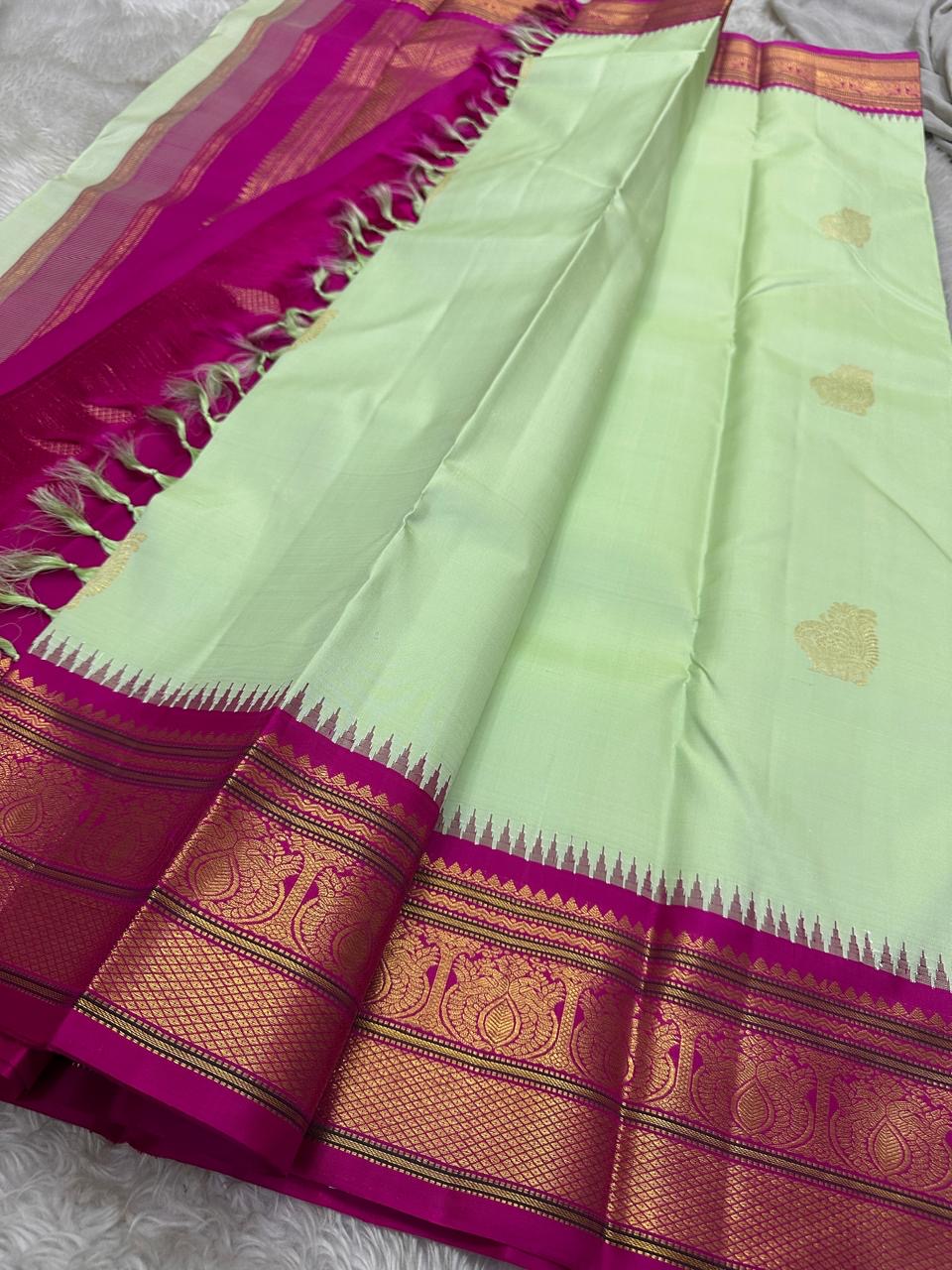 Mohana πΏβ¨ β Graceful Cardamom Pistachio Green Pure Kanchipuram Silk Saree with Handwoven Zari Peacocks π¦, Deep Purple Peacock Border ππ¦, Pillayar Moggu Detailing πΊ, & Intricately Woven Grid Zari Pallu ππ
