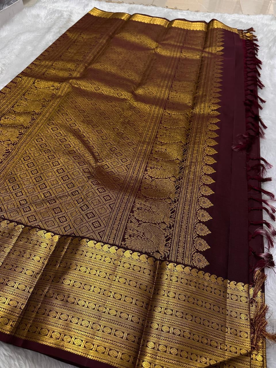 Cholai — Pure Silk Kanchipuram Saree
Deep Arakku Maroon with Gold Coin & Mankolam Buttas
Rudraksha & Vanki Zari Borders | Brocade Gold Pallu
Heritage Handloom Weave | Blouse Attached
Silk Mark Certified ✅ • Fall & Pico Done ✅ • Blouse Stitching ($30) ✅ •