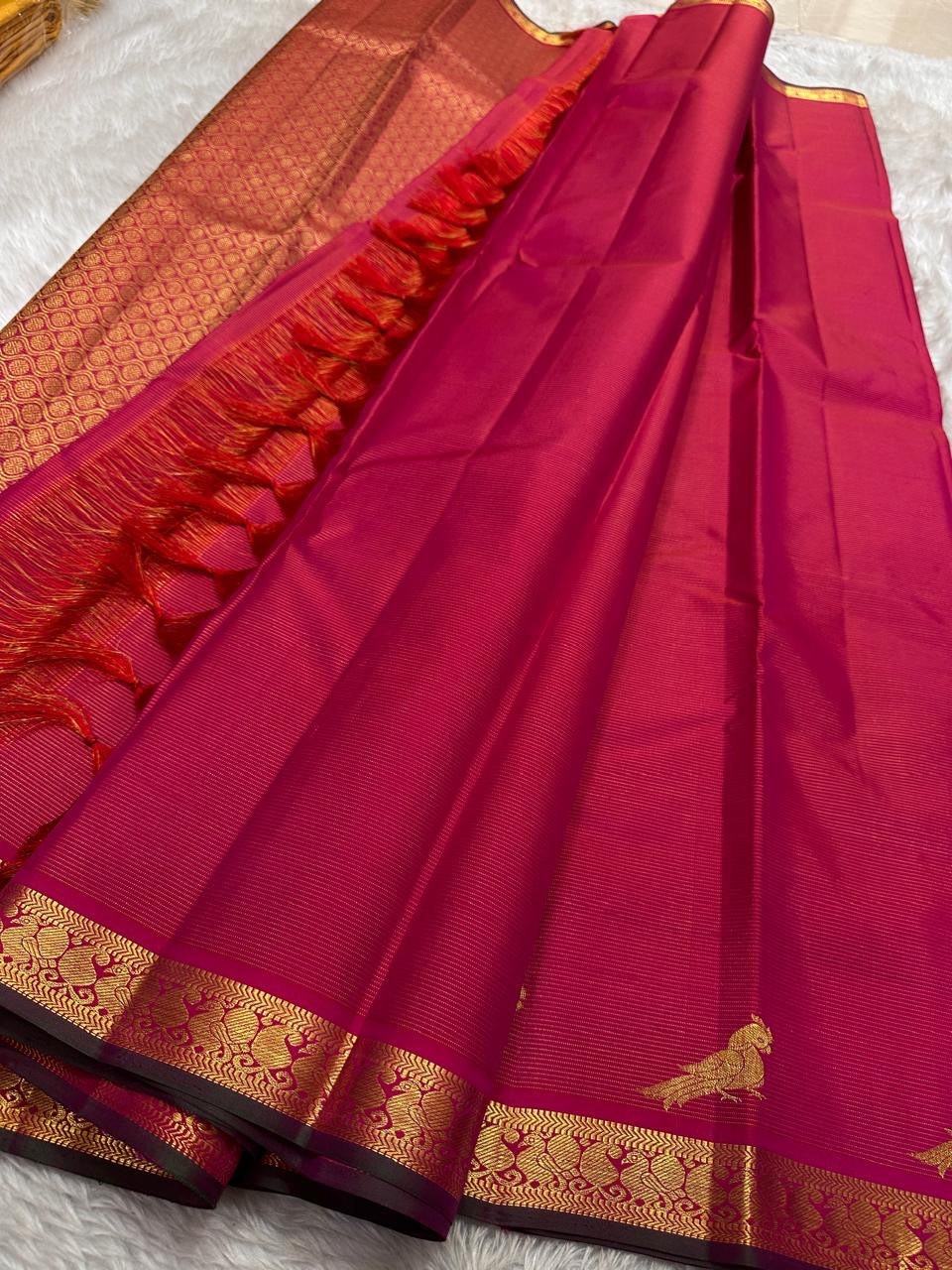 Vairaoosi Kili – Pink ✨
Pure Silk Kanchipuram Saree
with Delicate Parrot Motifs 🕊️
Vanki Neli Zari Border 🌿 with peacock and paisley motifs
& Opulent Brocade Pallu ✨