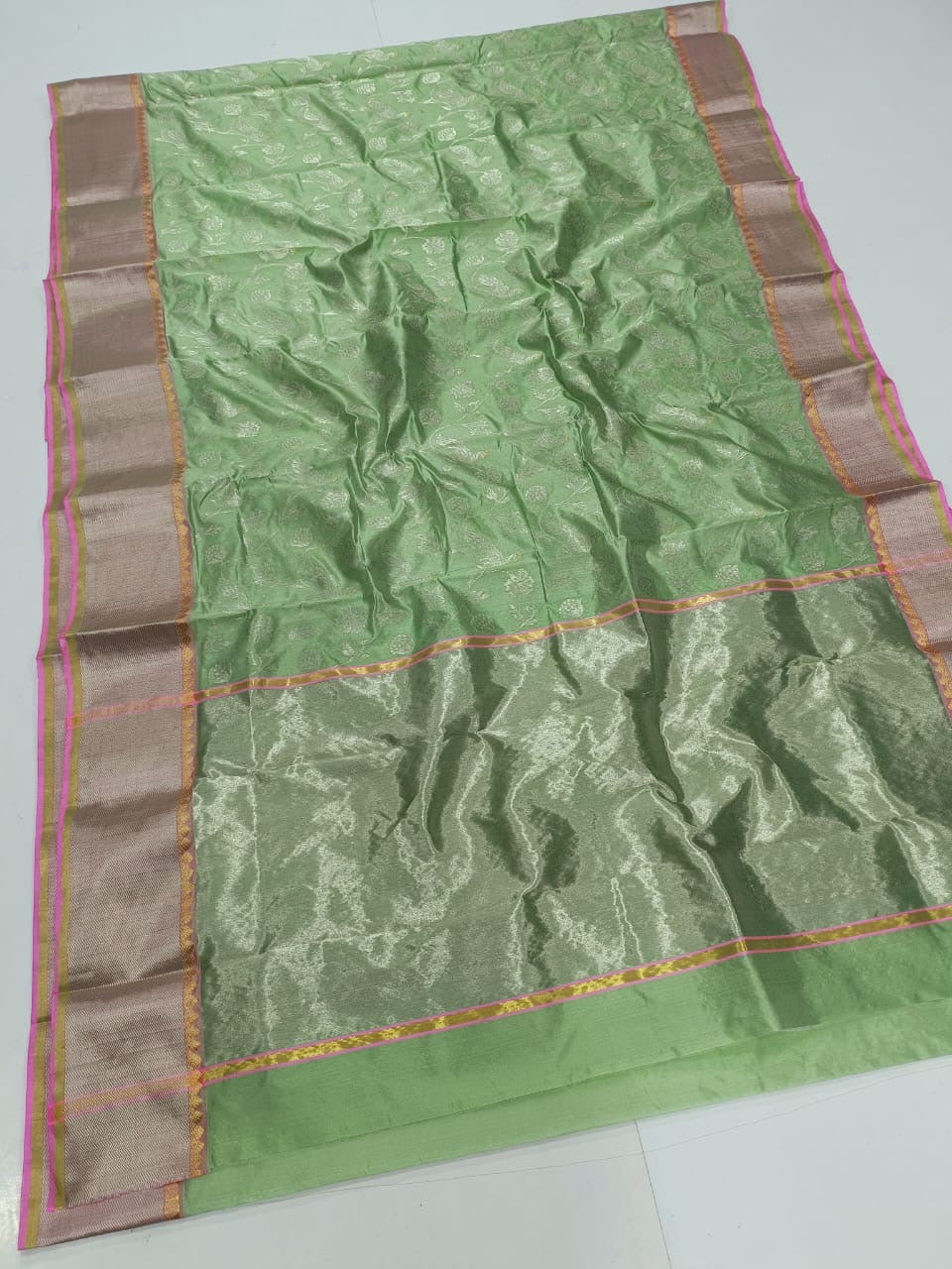 Anaya – Earthy Green Silk Chanderi Saree with Pink Contrast Border & Full Zari Pallu
A refreshing earthy green Silk Chanderi saree that drapes like a dream.
Adorned with fine gold and silver zari work across the body.