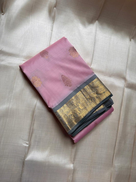 Blush Ash Mayil – Pure Korvai Kanchipuram Silk (Light weight)pink body with gold zari paisley buttas for a delicate lookContrast ash-grey border with peacock & floral vine motifs in zariGrand ash-grey brocade pallu with intricate … chk description