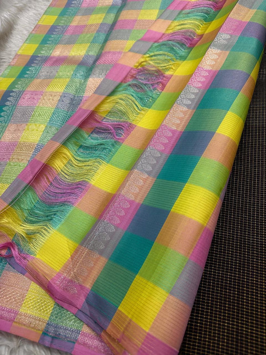 Karuppu Kattam — Banarasi Sona-Rupa Butta
Pure Silk Kanchipuram Saree in deep espresso-black with golden and silver lotus motifs and pastel Madras checks pallu 🌸
Silk Mark Certified ✅ • Fall & Pico Done ✅ • Blouse Stitching Available ($30) ✅ • Free Ship