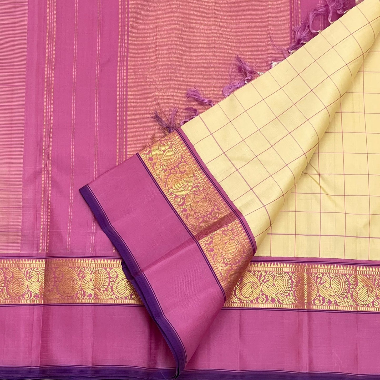 Lotus Kattam β Pure Kanchipuram Silk Saree
Butter-cream body with fine rose-pink kattam checks β¨
Rani-magenta zari border with lotus vines & paisley motifs π
Silk Mark Certified β
Free USA Shipping β
Ships in Two Weeks β