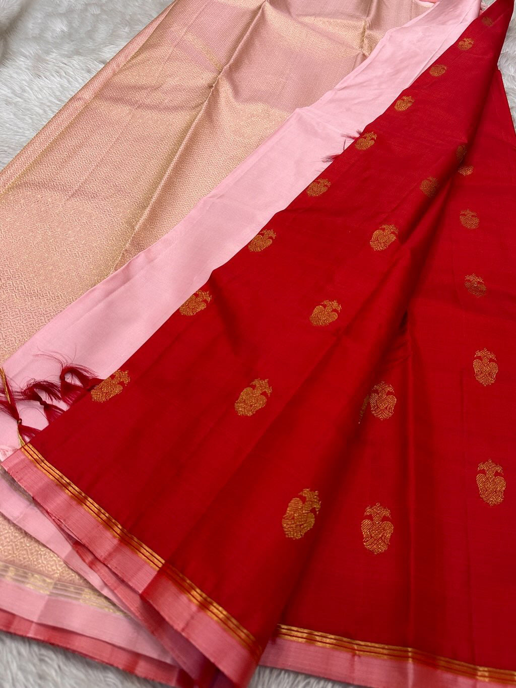 Raspberry Rose  Gandaberunda - Pure Korvai Kanchipuram Silk Saree
Raspberry red body with zari woven Gandaberunda buttas ✨
Soft petal-pink korvai border & zari-detailed pallu 🌸
Silk Mark Certified | fall, pico blouse fabric ✅ ships in a week