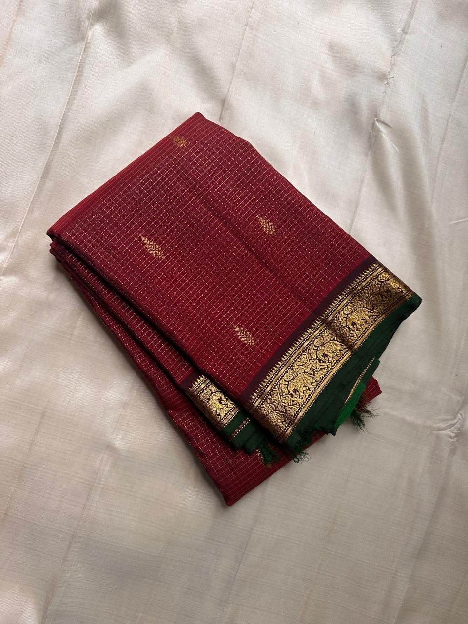 Ruby Red Zari Kattam — Pure Silk Kanchipuram Saree
Kumkum-Red Body with Gold Buttas & Royal-Purple Elephant Zari Kattam Border ✨
Silk Mark Certified • Free USA Shipping • Ships in 2 Weeks ✅