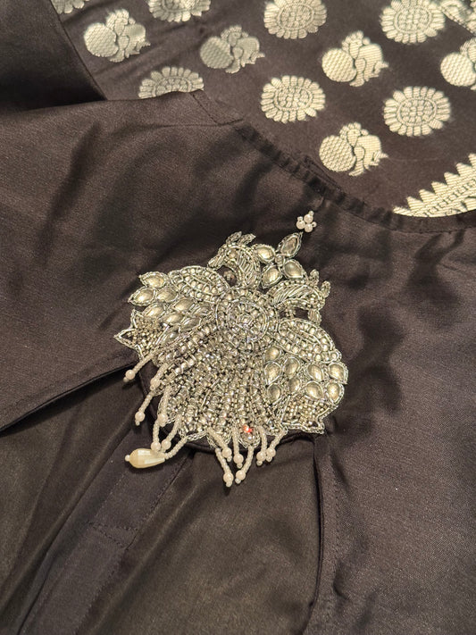 🦚 Black & Silver Peacock Elegance — Embroidered semiSilk Saree & Stonework Blouse ✨
Black and silver with gold-silver tones & temple-style peacock embroidery 🌿 Elegant & festive
Now $79 (was $135) | Only 1 Piece | Ships from New Jersey | $5 USA Shipping
