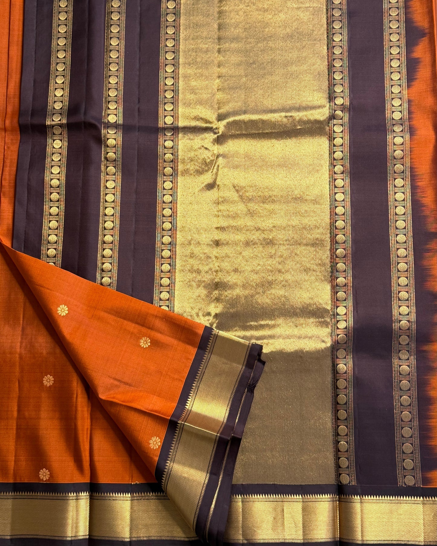 Rust Orange Annam Bloom – Pure Silk Kanchipuram
Rust-orange body with delicate zari buttas 🌸
Aubergine korvai borders with majestic Annam motifs 🪔
Grand aubergine pallu with kasu stripes & tissue weave ✨
Silk Mark Cert • Ships in Two Weeks- chk desc