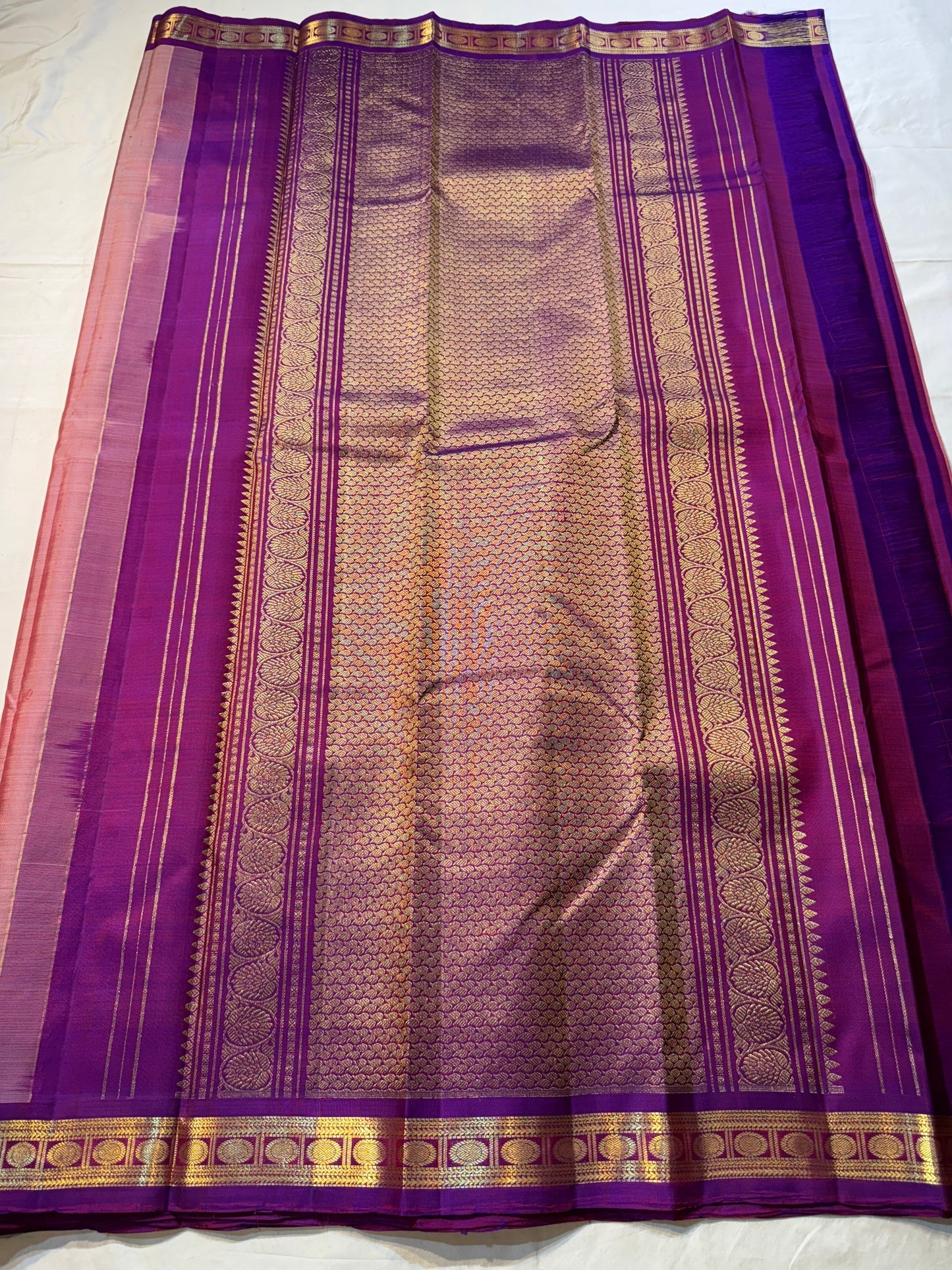Rose Blush Coin Butta
Pure Silk Kanchipuram Saree
Honey-Pink Body with Gold Coin Buttas
Contrast Royal-Purple Korvai Border & Grand Zari Pallu
Silk Mark Certified | Fall & Pico Done | ships in 2 weeks ✅