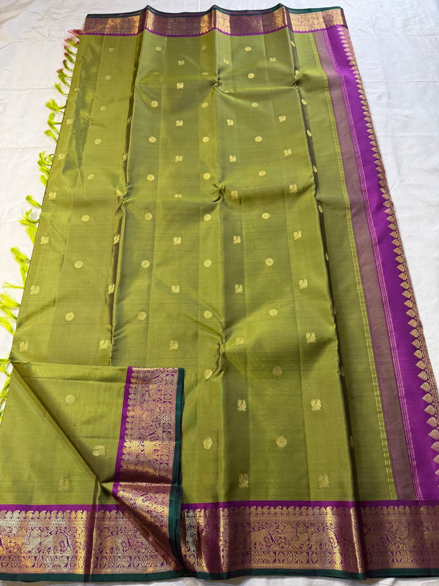 Pachai Mayura Butta – Pure Silk Kanchipuram Saree
Leaf-green body with gold floral and mayura buttas
Magenta korvai border with peacock-vine motifs
Silk Mark Certified | Free Shipping within USA
Ships in 1 Week | Fall & Pico✅ | Blouse Stitching $30
