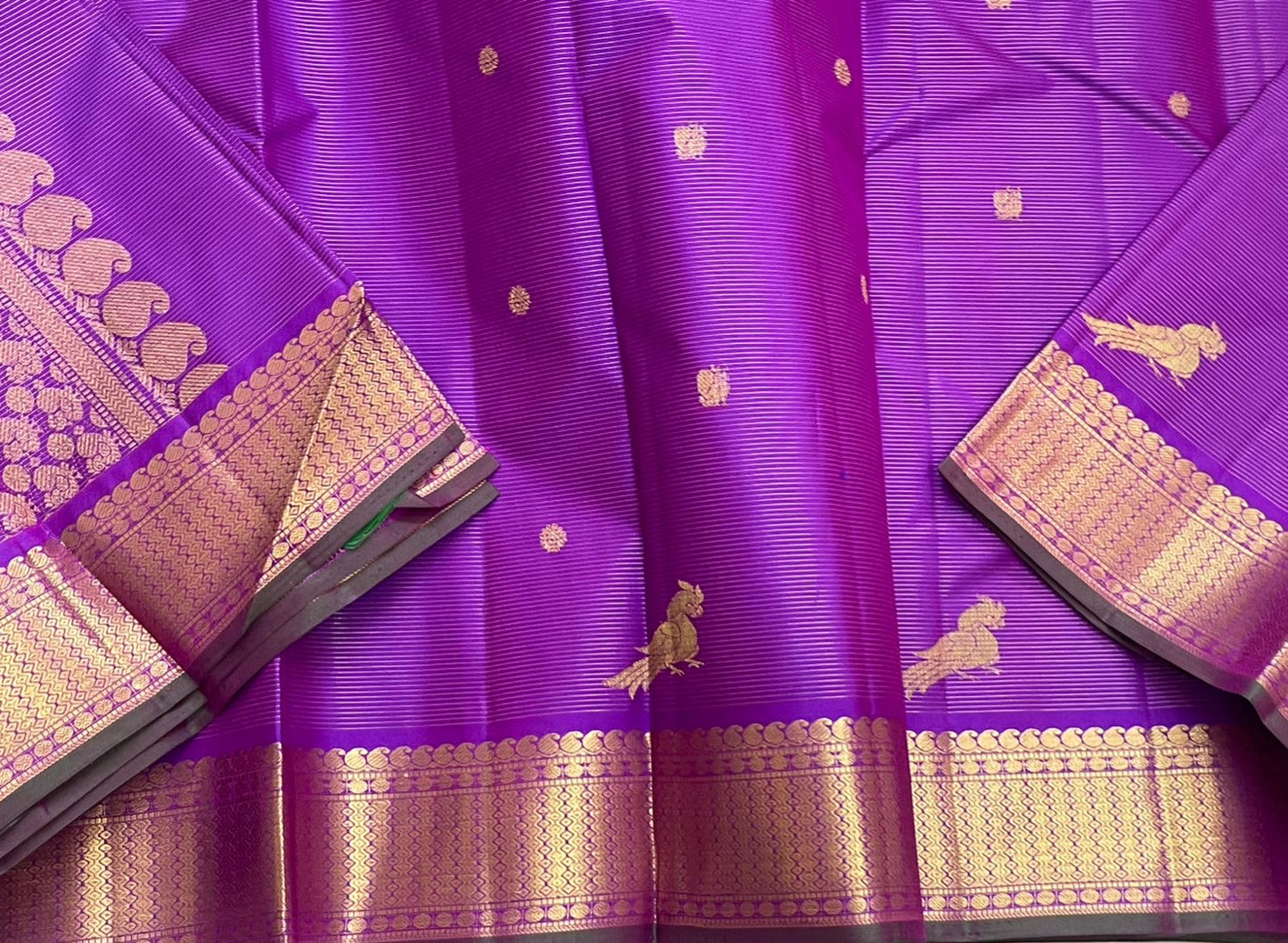 Kili Kanjivaram vairaoosi Lavender – Pure Kanchipuram Silk Saree
Lavender body with kili (parrot) & coin buttas; vairaoosi 
zari border l; rich floral pallu
Silk Mark Certified | Blouse Piece Included …pls refer description