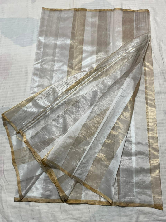 Ivory Cream Chanderi Saree 🌼✨ – Handwoven Gold Zari
Delicate ivory cream pure Chanderi with sona roopa (gold & silver) gold & silver) zari border for understated elegance.
Rich woven pallu with-textured gold zari adds festive charm.
Onam perfection