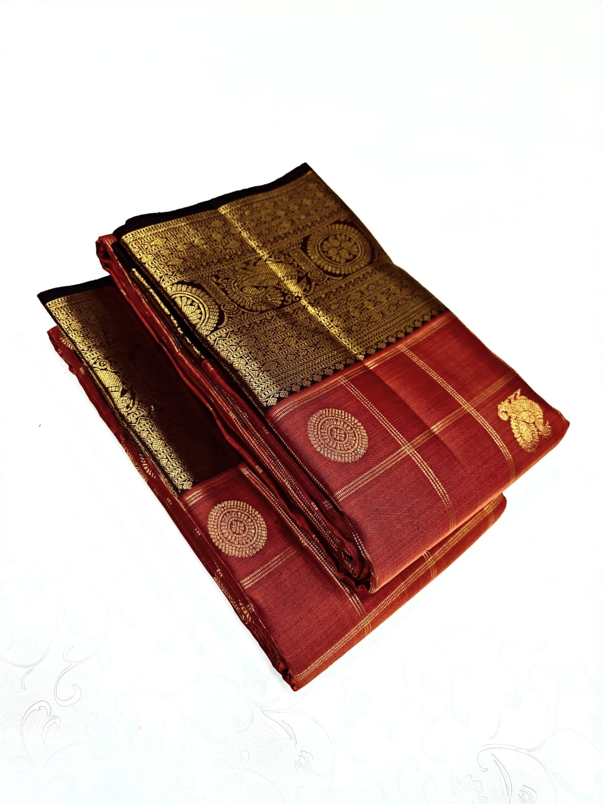 Pure Kanchipuram Silk Saree – Coral Red Checks with Gold Zari Buttas
Contrast Maroon Korvai Borders with Temple & Floral Motifs
Grand Zari Brocade Pallu
Silk Mark | Fall & Pico Done | Blouse Stitching ($30) | ships in 2 weeks