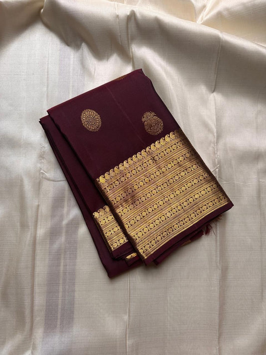 Cholai — Pure Silk Kanchipuram Saree
Deep Arakku Maroon with Gold Coin & Mankolam Buttas
Rudraksha & Vanki Zari Borders | Brocade Gold Pallu
Heritage Handloom Weave | Blouse Attached
Silk Mark Certified ✅ • Fall & Pico Done ✅ • Blouse Stitching ($30) ✅ •