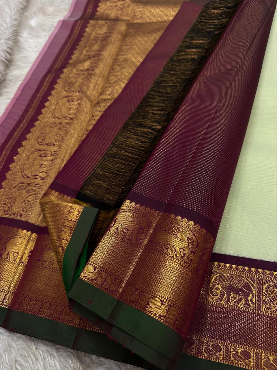 Pistachio Mist ✨ – Pastel Pistachio Vairaoosi Kanchipuram Pure Silk Saree
Korvai Wine-Maroon Border with Elephant Procession Zari Panel & Green Selvedge
Grand Gold Zari Pallu with Chevron & Silk Mark Certified | Fall & Pico Done | Blouse Stitching ($30) |