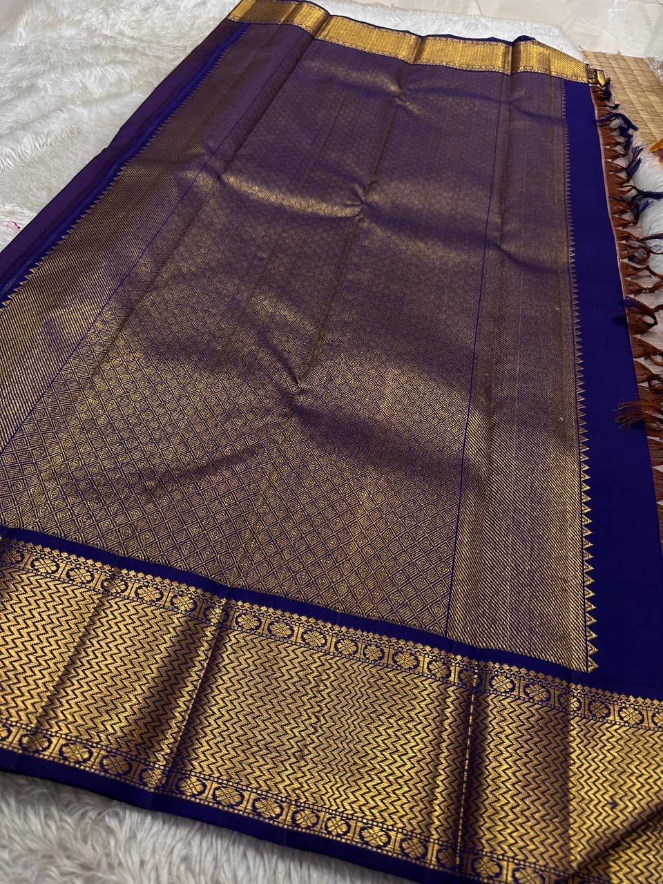 Dovetail Grey – Pure Kanchipuram Silk Saree
Dove-grey body with petite kamalam & manga zari buttas ✨
Regal violet borders in chevron zari weave 🌸
Opulent violet pallu with diamond lattice design 💜
Silk Mark Certified, delivery in 2 weeks
