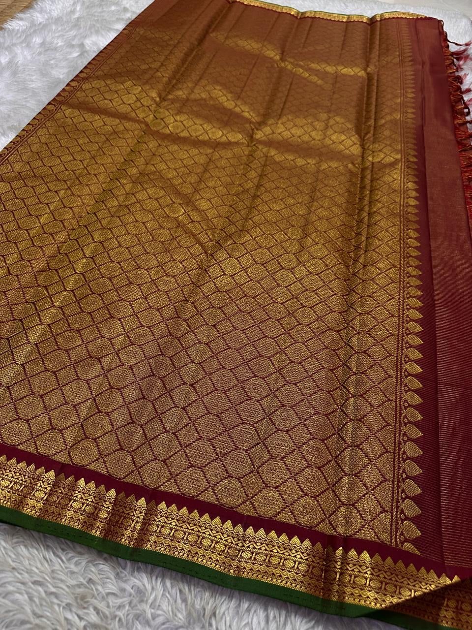 Arakku Gandaberunda vairaoosi — Pure Silk Kanchipuram Saree
Deep arakku  in fine vaira oosi weave with gold Gandaberunda motifs 🦅
Antique-gold temple borders & emerald-green selvedge • Silk Mark Certified • Free USA Shipping • Ships in Two Weeks ✅
