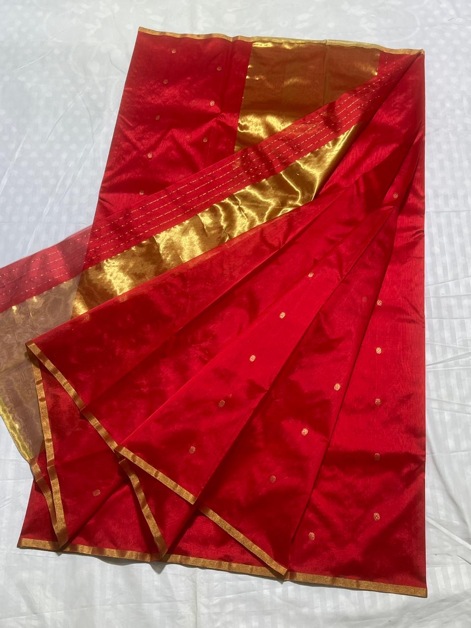 Chidiyaa 🌼✨
Pure Silk Chanderi Handloom Red Saree
All-Over Zari Buttas with Graceful Shimmer
Contrasting Selvedge & Luxurious Zari Pallu
Fall & Pico Done | Blouse Attached | Stitching Available