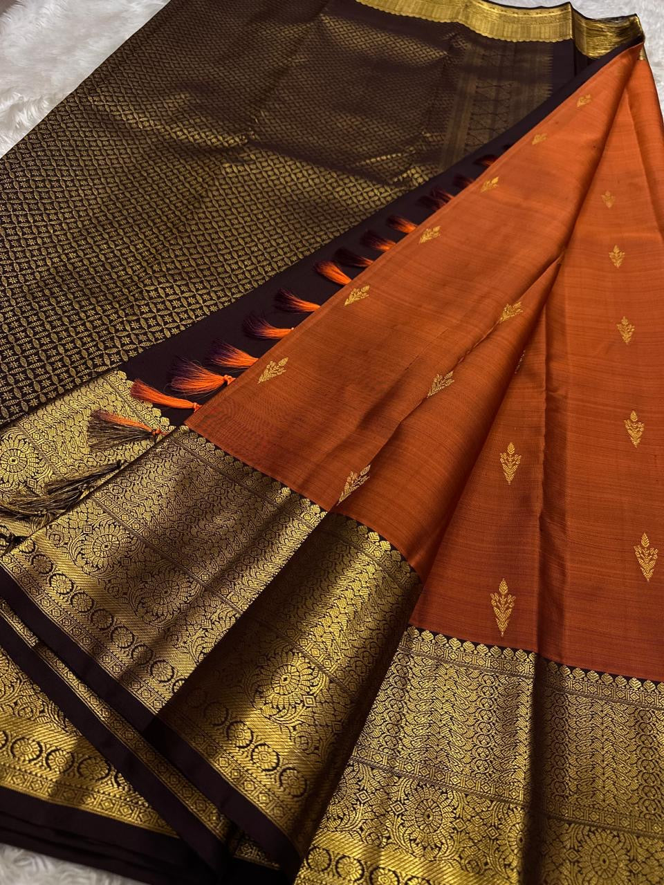 Gilded Rust Orange + Paaku Nut Brown — Pure Silk Kanchipuram
Rust-orange body with gold coin buttas & deep nut-brown korvai border in grand medallion zari
Silk Mark Certified • Free USA Shipping • Ships in Two Weeks ✅