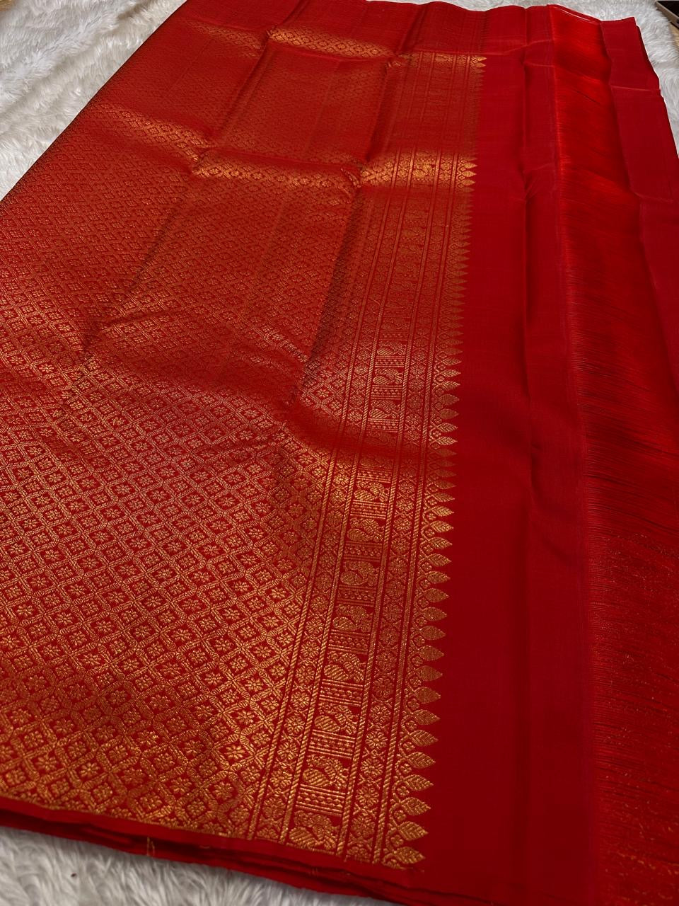 Scarlet Splendor – Pure Kanchipuram Silk Saree
Bridal-Red Body with Petite Gold Zari Buttas ✨
Regal Animal-Panel Border with Intricate Detailing
Grand Red–Gold Brocade Pallu with Lattice Jaal
Silk Mark Certified, delivery in 2 weeks