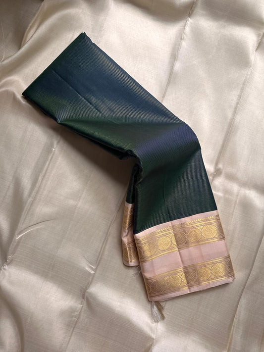 Haritha Pale Rose Vairaoosi — Pure Silk Kanchipuram Saree
Deep Forest-Green Vairaoosi Body with Pale-Rose Korvai Border & Gold Chakra Zari
Silk Mark Certified • Free USA Shipping • Ships in Two Weeks ✅