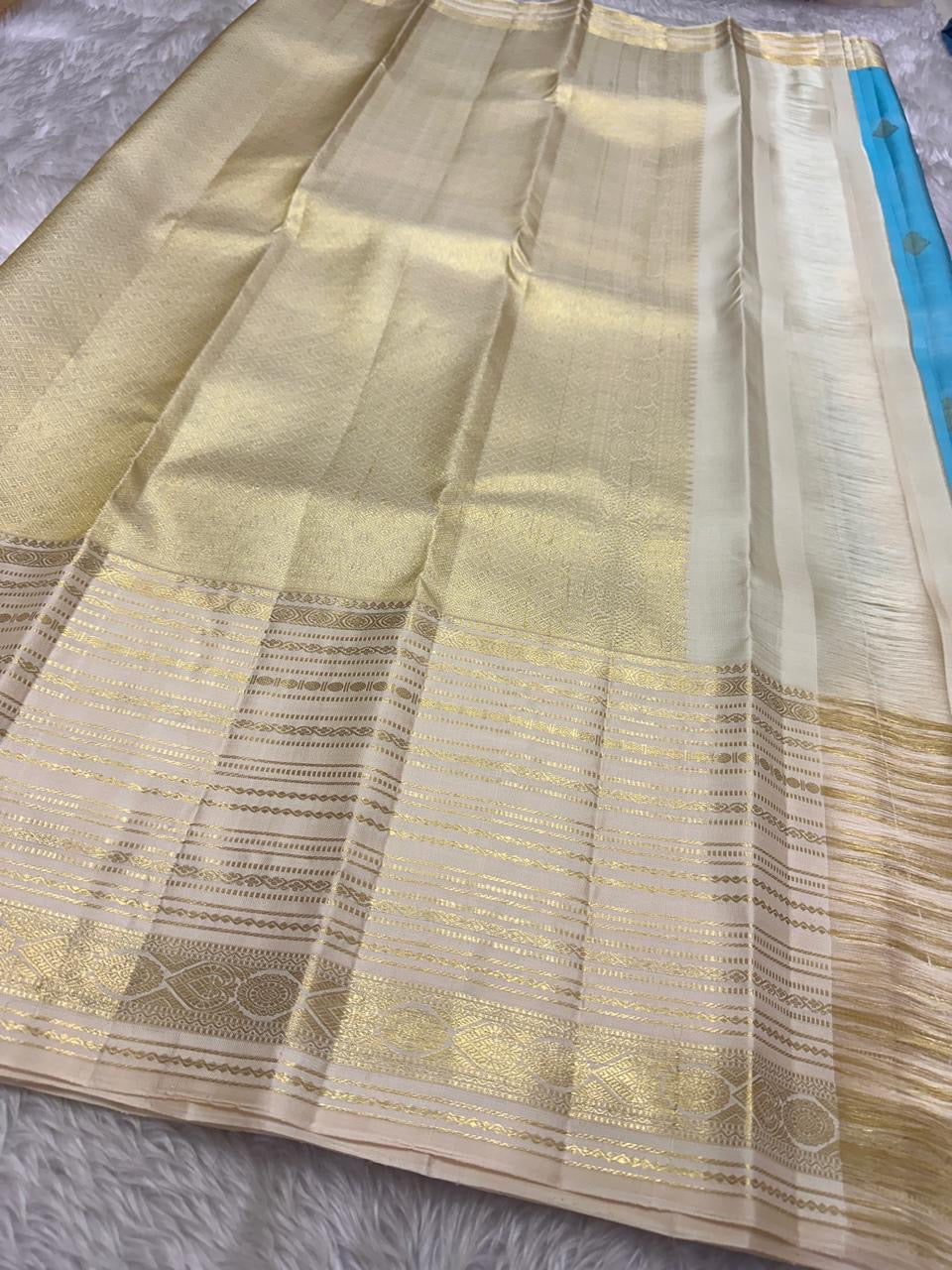 Blue Vennila Varisai – Pure Kanchipuram Silk Saree
Blue body with gold leaf buttas; contrast ivory varisai borders
Grand ivory pallu with rich zari stripes; contrast ivory blouse
Silk Mark Certified | Blouse Piece Included | Fall & Pico Done
Free Shipping