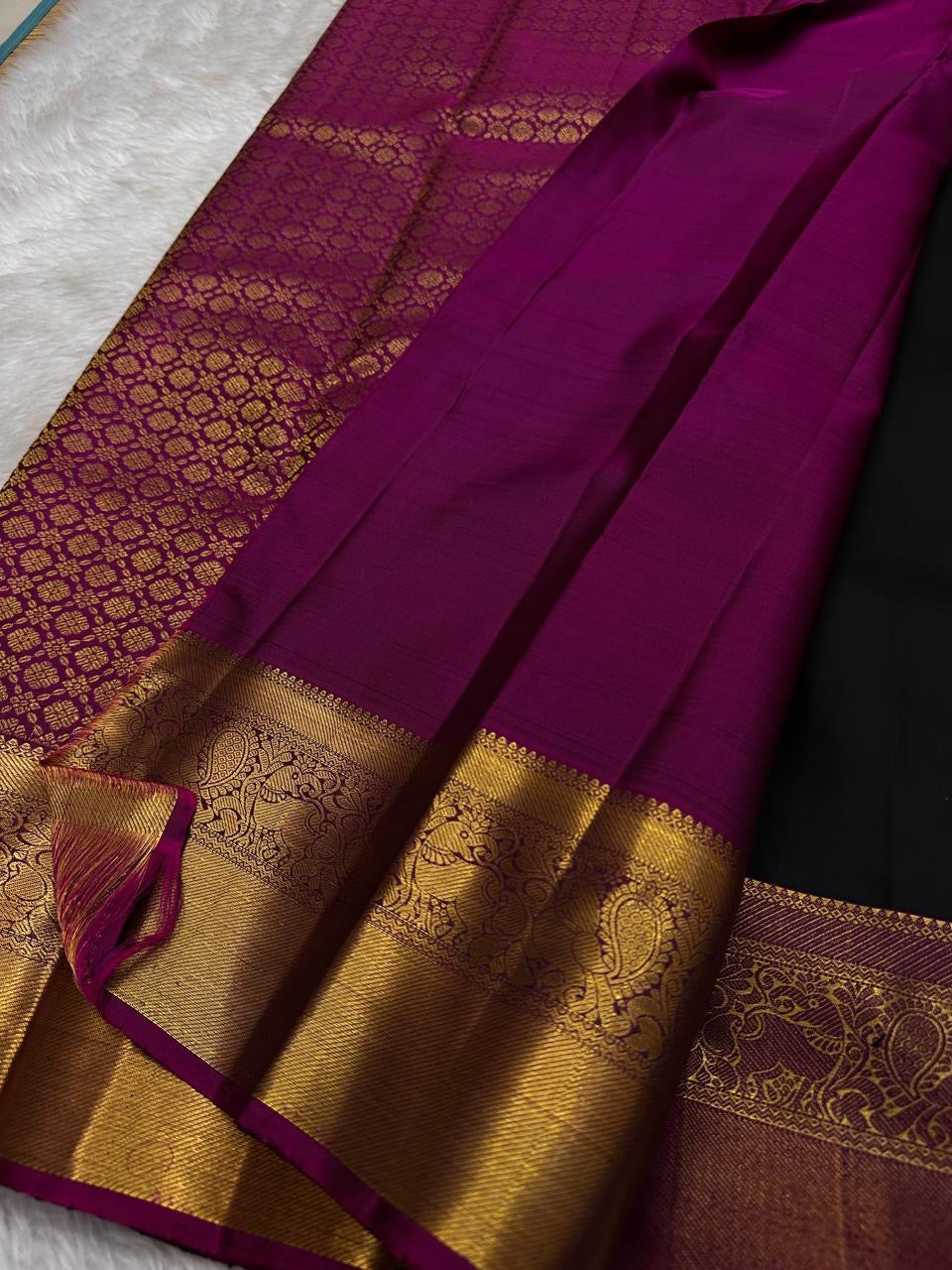 karupu mayil chakram — Pure Silk Kanchipuram
Jet-black body with gold chakram buttas & peacock zari borders in antique finish
Silk Mark Certified • Free USA Shipping • Ships in Two Weeks ✅
