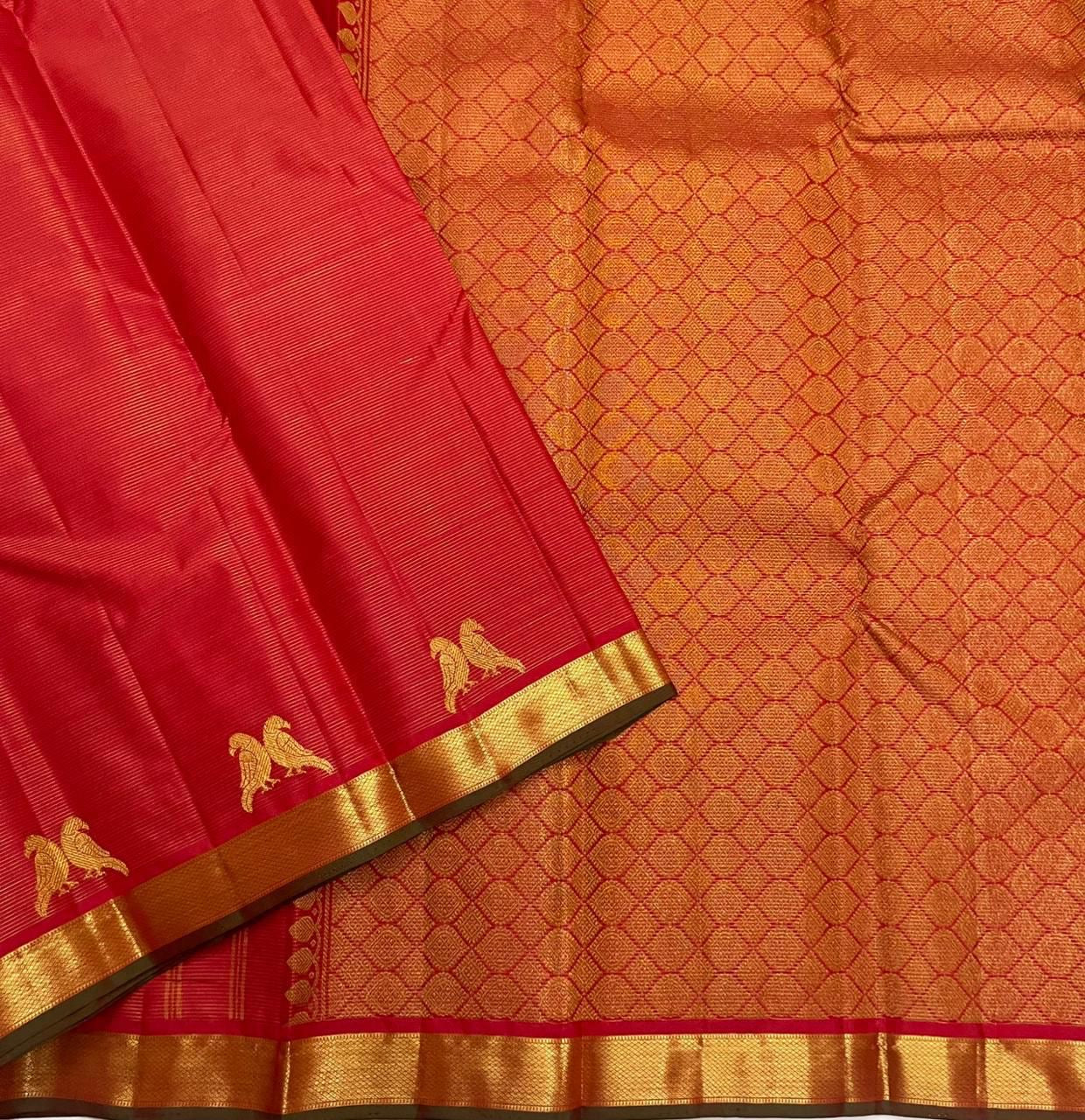 Sindoor Kili Vairaoosi — Pure Silk Kanchipuram Saree
Arakku-red body with twin parrot buttas and marigold-orange kasu jaal pallu
Silk Mark Certified • Ships in Two Weeks • Free Shipping within USA