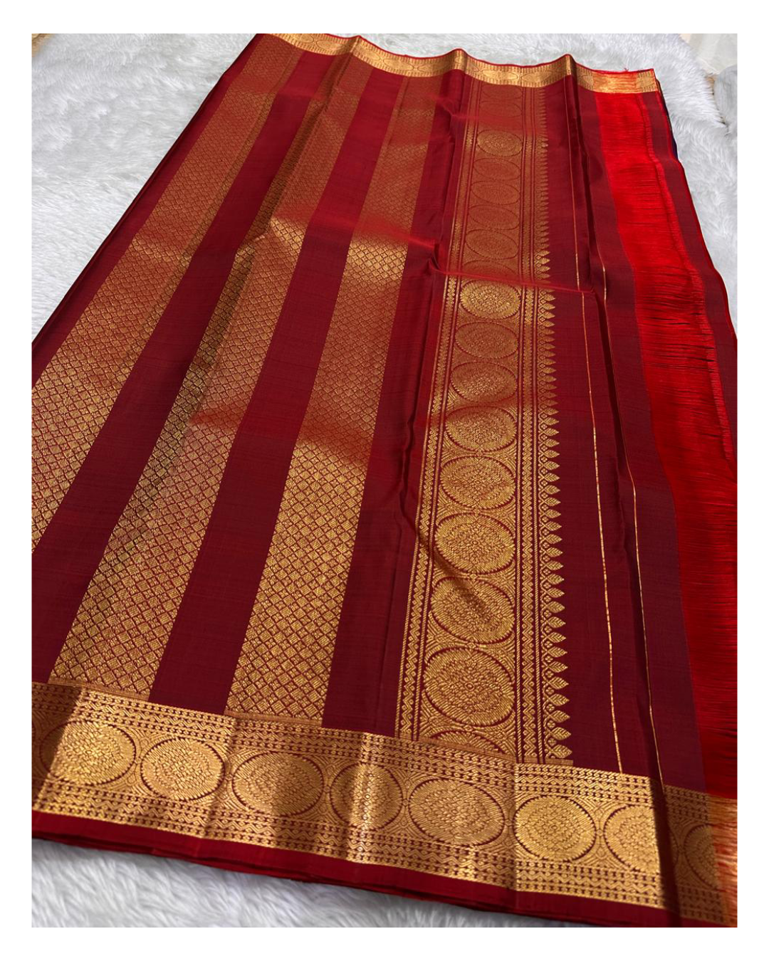 Ambara ✨ – Deep Purple Kanchipuram Pure Silk Saree
Woven zari butties in a rare rice reed motif 🌾
Striking red border with coin and ornate floral vines 🌹
Bold red pallu with diamond-grid lattice zari ✨
An heirloom weave of grace, contrast, and heritage