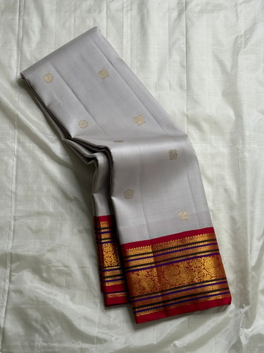 Ash Crimson Glow — Pure Silk Kanchipuram Saree
Silver-Grey Body with Gold Buttas & Crimson Korvai Border ✨
Silk Mark Certified • Free USA Shipping • ships in two weeks