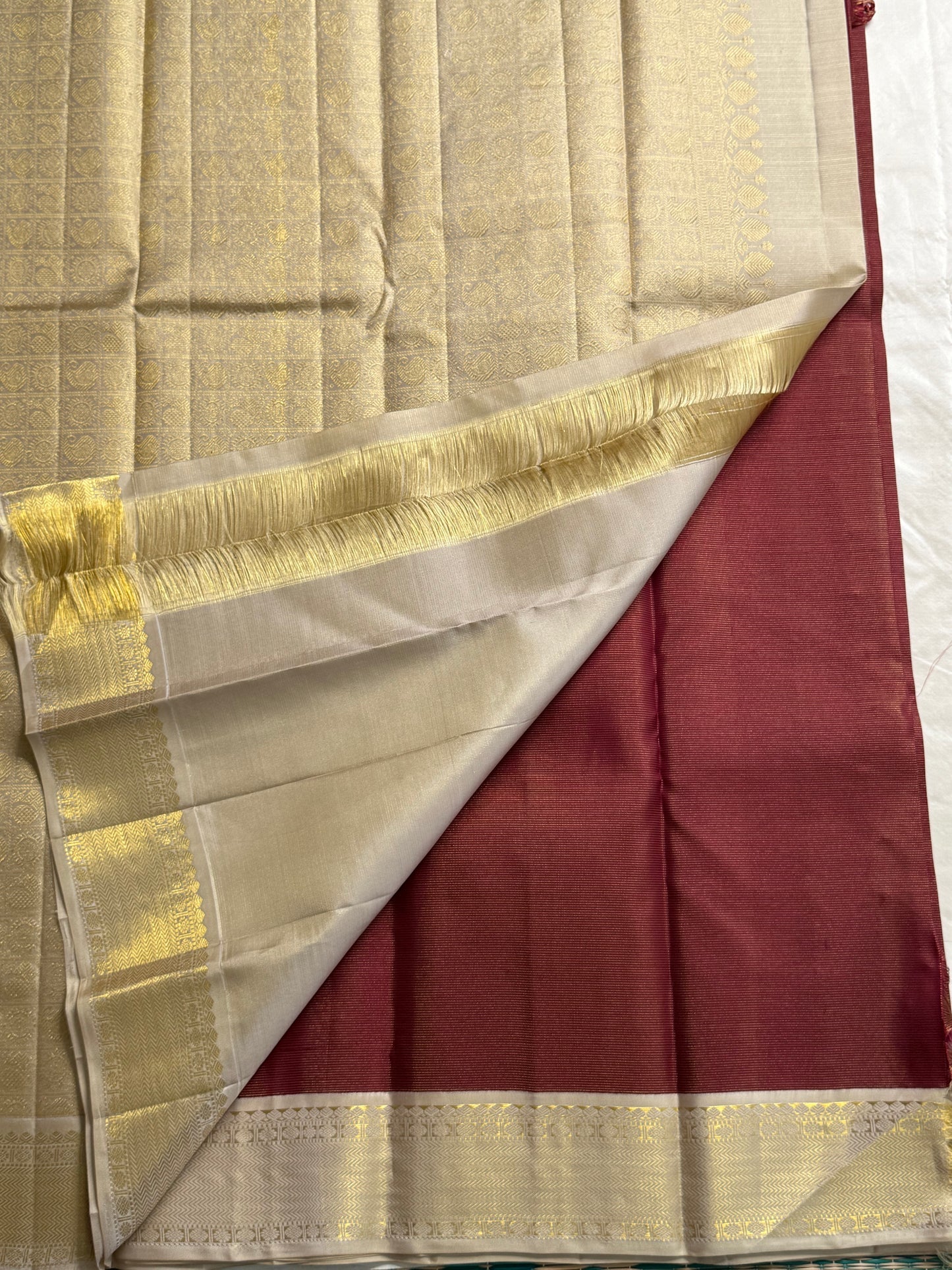 Malar – Earthy Brown Vairaoosi Silk Saree with Kamalam & Chakram Buttas
Accented with a Finely Woven Muthu Seer Zari Border in Gold
Elegant Zari Pallu with Paisley and Chakram Motifs in a Rich Grid Layout
Paired with a Soft Cr
