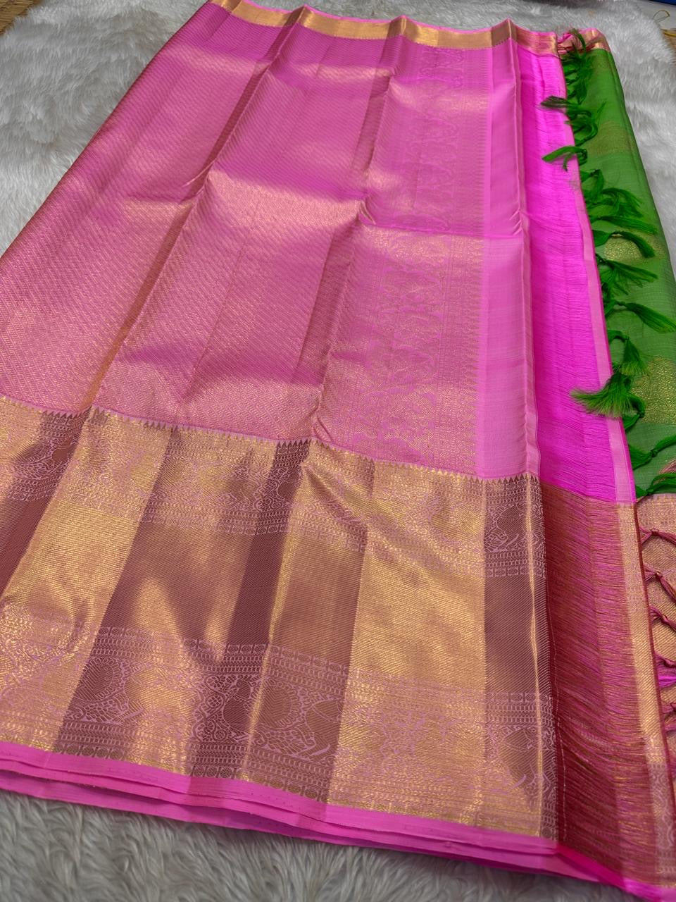 Mira 💚✨ – Pure Kanchipuram Silk Saree
In a Festive Vibrant Parrot Green Hue
Contrasting Pink Rettapet Border & Pallu
Intricate Vanasringaram Motifs in Zari Weave
Traditional Bavanji Border Detailing
Silk Mark Certified | Blouse Fabric Attached