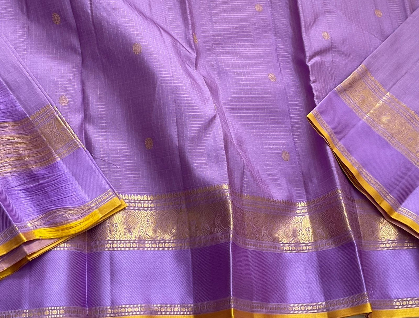 Blooming Lavender — Pure Silk Kanchipuram
Lavender body with oosi-kattam pinstripes, gaja-paisley zari borders & turmeric-gold selvedge ✨
Silk Mark Certified • Antique Zari Weave • Ships in Two Weeks • Free Shipping within USA