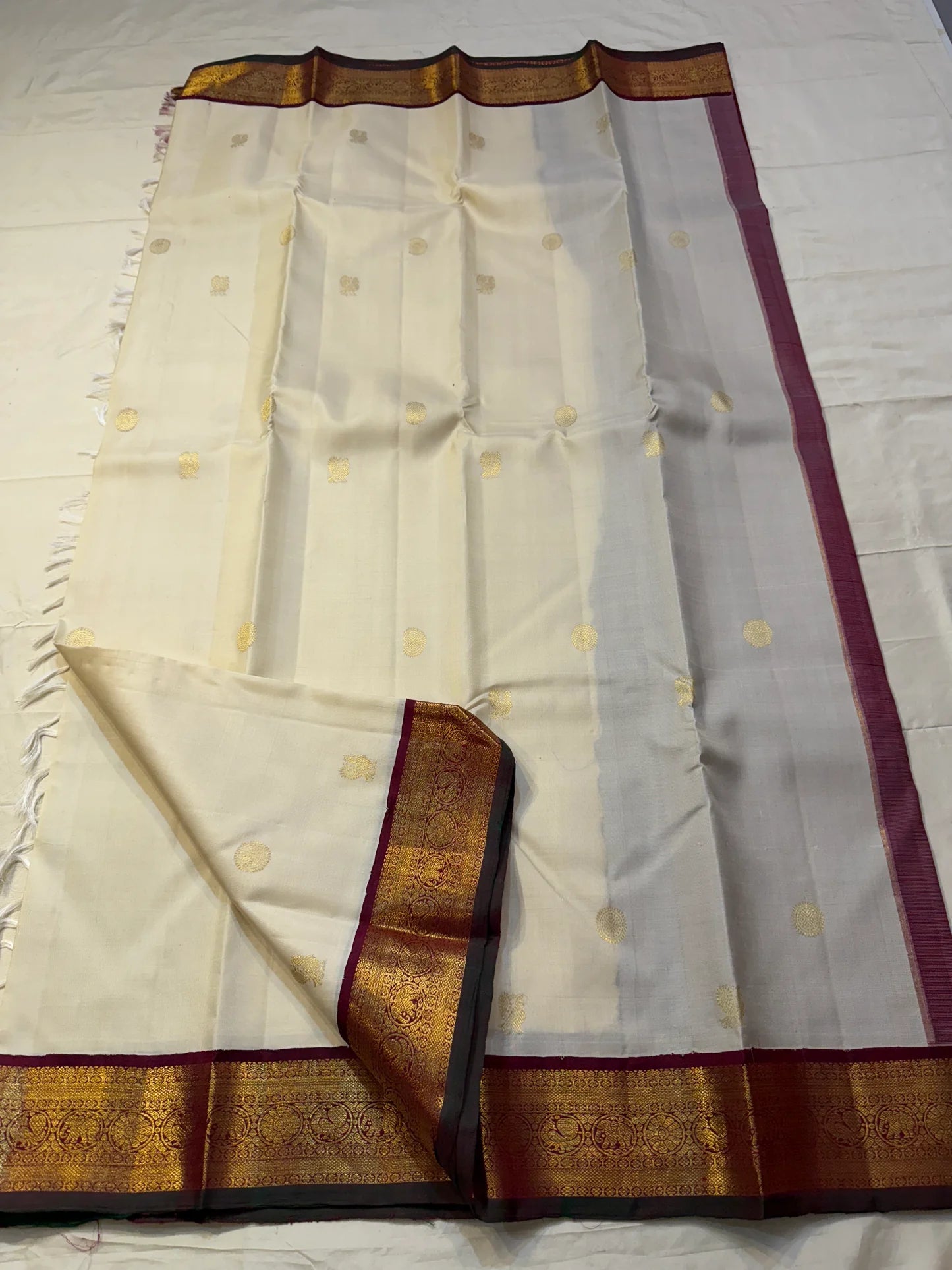 Ivory Divyam — Pure Silk Kanchipuram Saree
Ivory Body with Gold Coin & Paisley Buttas | Arakku Maroon Chakra Border | Brocade Pallu
Silk Mark Certified ✅ • Fall & Pico Done ✅ • Blouse Stitching ($30) ✅ • Ships in Two Weeks • Free Shipping within USA 🇺🇸