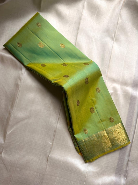 ✨ Pachai Thuli — Shot Chartreuse Pure Silk Kanchipuram Saree ✨
Dual-tone chartreuse & sea-green with gold zari buttas, peacock border & rich zari pallu.
Silk Mark Certified • Free USA Shipping • Ships in 1–2 Weeks • Blouse Stitching $30 ✅